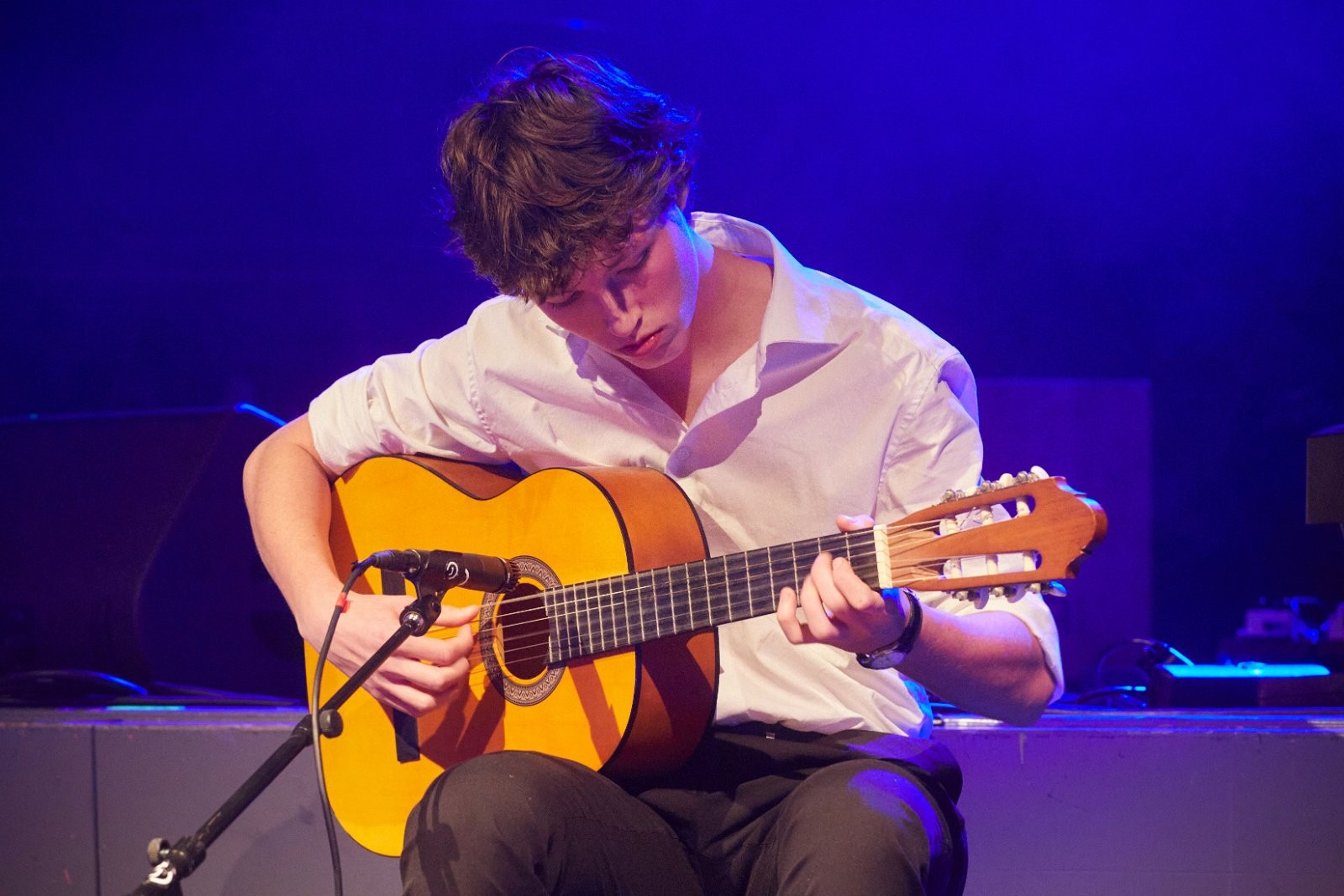 Siem van Baars met gitaar