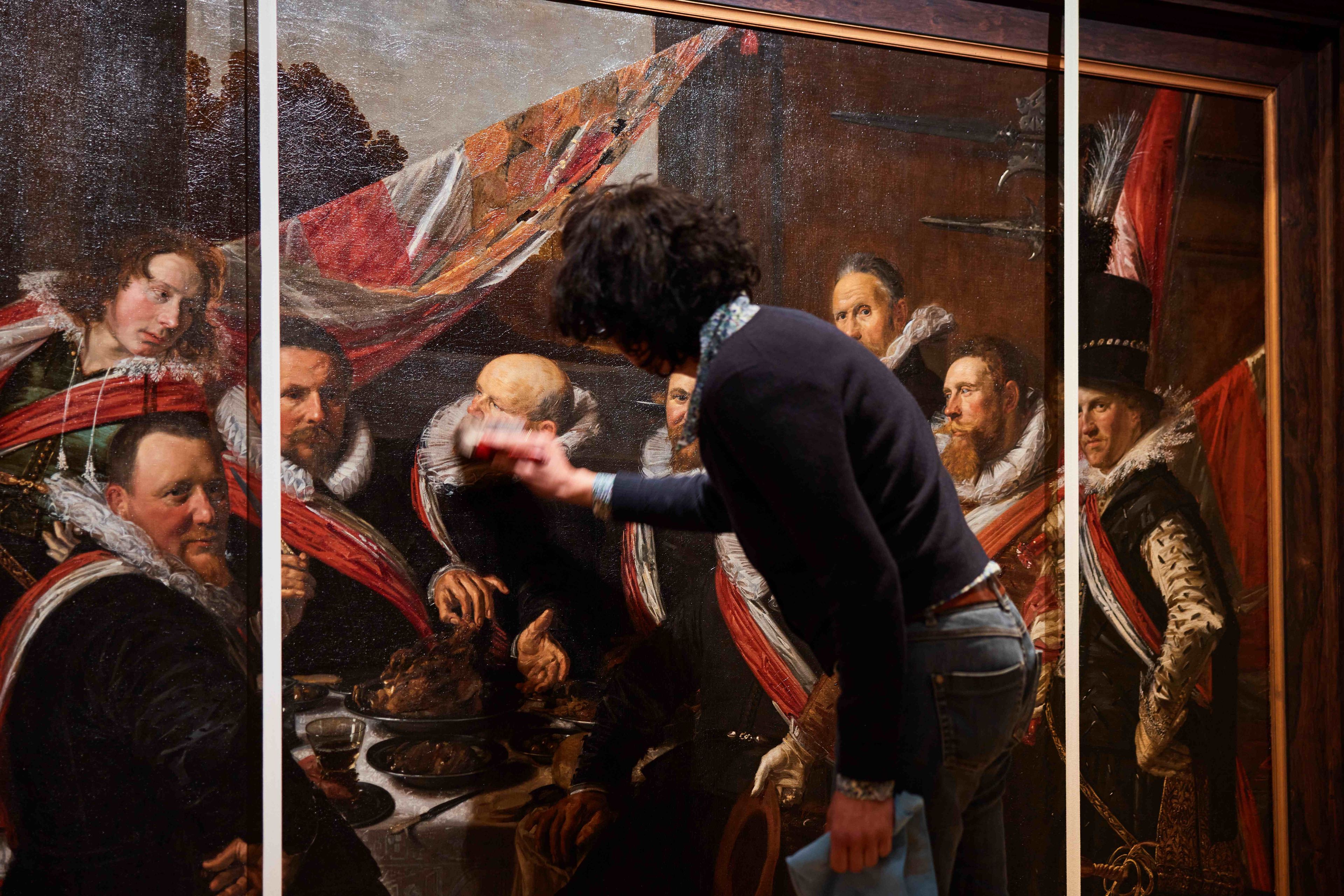 Verhuizing van een van de schuttersstukken van het Frans Hals Museum naar het Rijksmuseum.