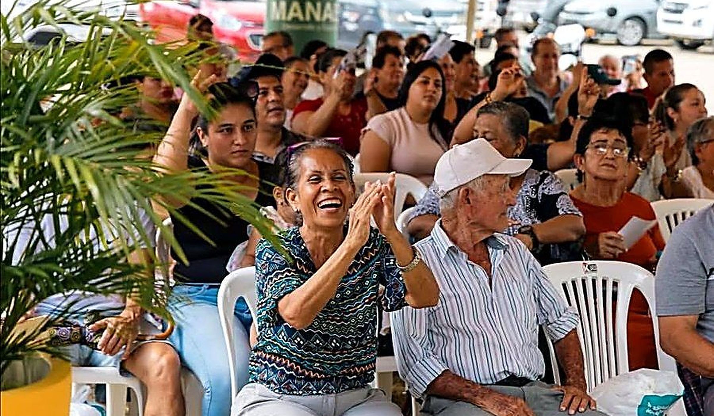 Personas mayores, familias y voluntarios durante una actividad comunitaria de FUNADELÁN