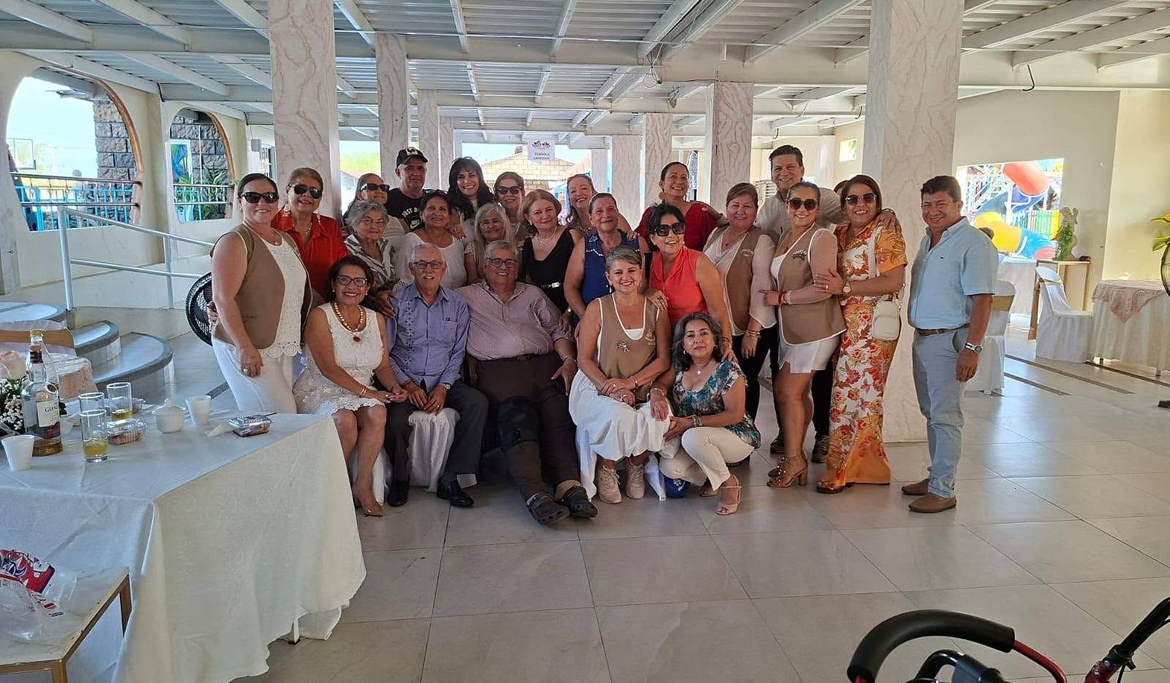 Grupo de adultos mayores y voluntarios de FUNADELÁN reunidos en un encuentro de la fundación