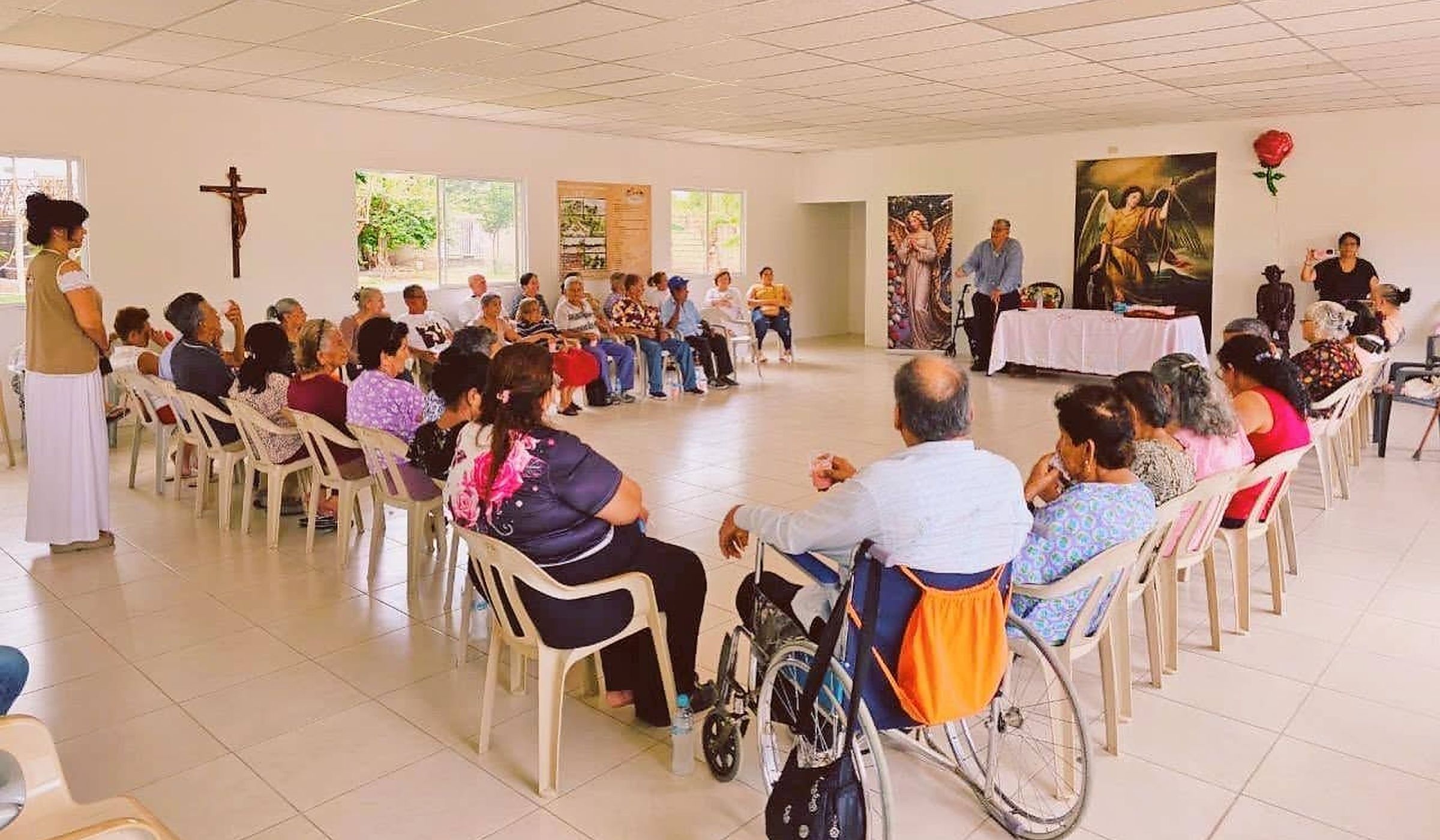 Adultos mayores participando en una actividad del Centro Diurno Ángeluz de FUNADELÁN