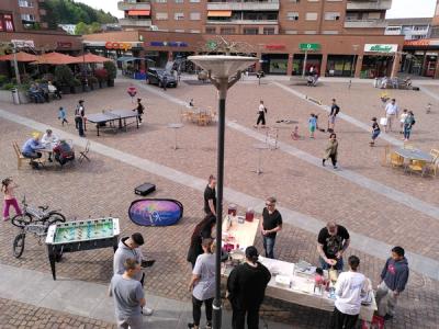 Menschen auf einem grossen Platz