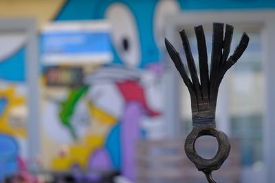 Skulptur vor Graffiti