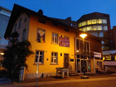 Jugendhaus mit Pridefahne und Frauenstreiktranspi