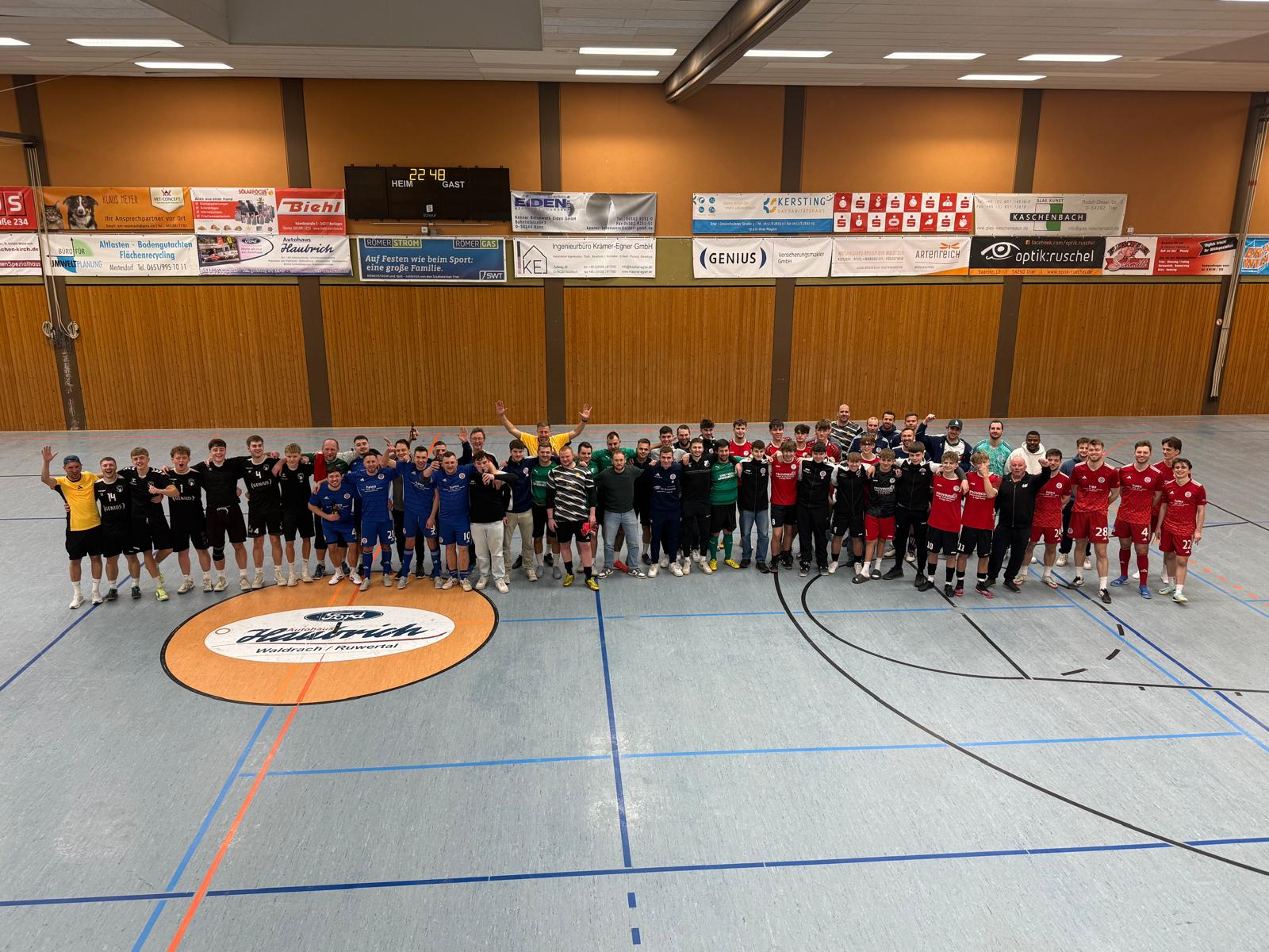 Gruppenfoto aller Teilnehmer