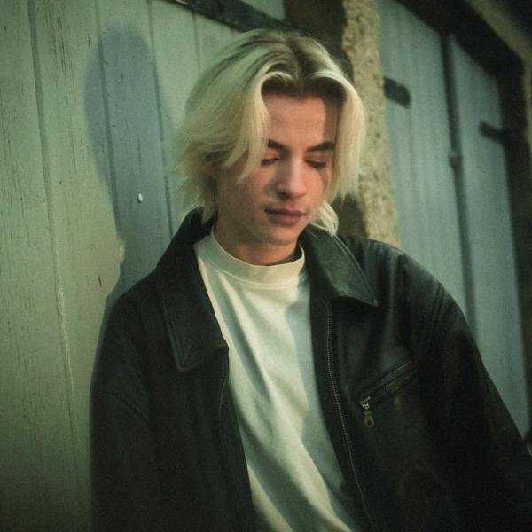 Adam Ulanicki über Transidentität, Hormontherapie und den Umgang mit Schmerz