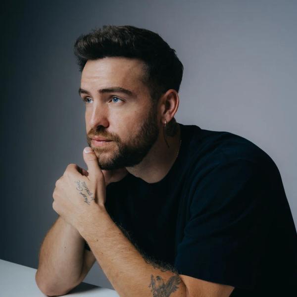 JONA über Kindheit, Glaube und Substanzmissbrauch