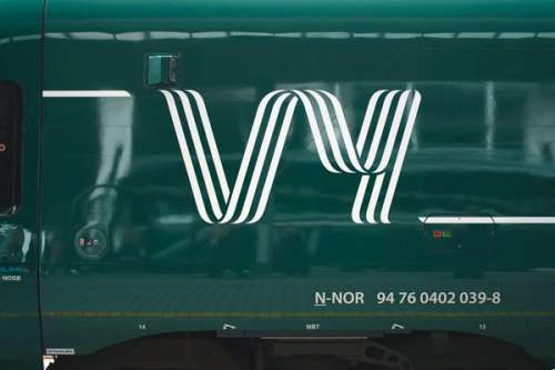 Logoen på utsiden av et tog