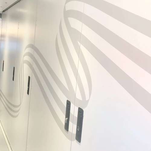 Grafisk element foliert i toget