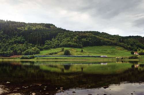 Bergensbanen gjennom landlig landskap