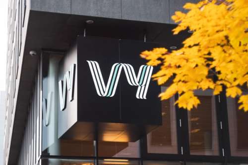 Logoskilt ved inngangen til Vys hovedkontor i Oslo