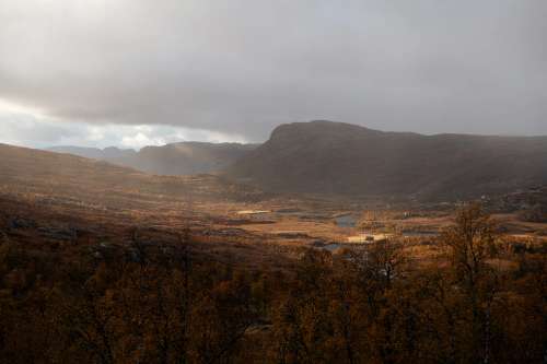 Fjellhytter i høstlandskap