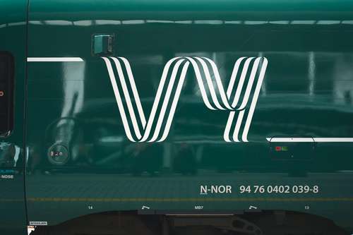 Logoen på utsiden av et tog