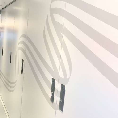 Grafisk element foliert i toget
