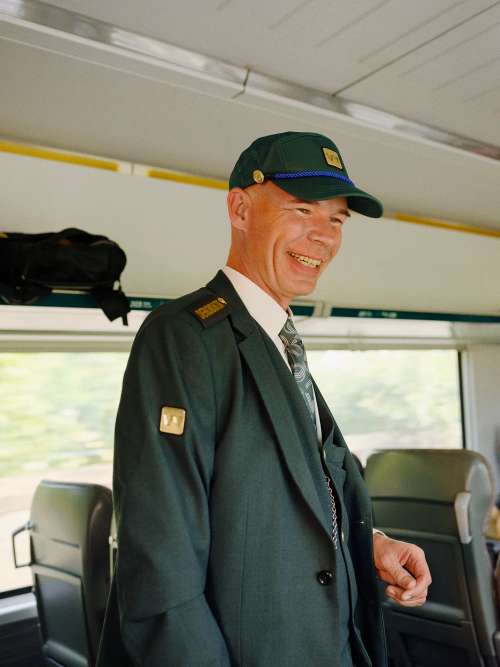 Smilende togkonduktør