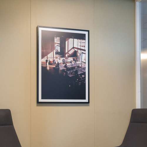 Fotografi av ventesonen på Oslo S rammet inn på vegg