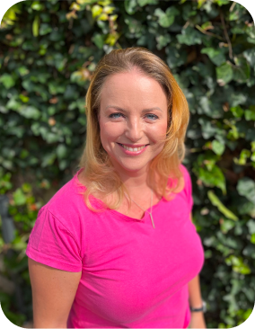 Eine blonde Frau die lacht
