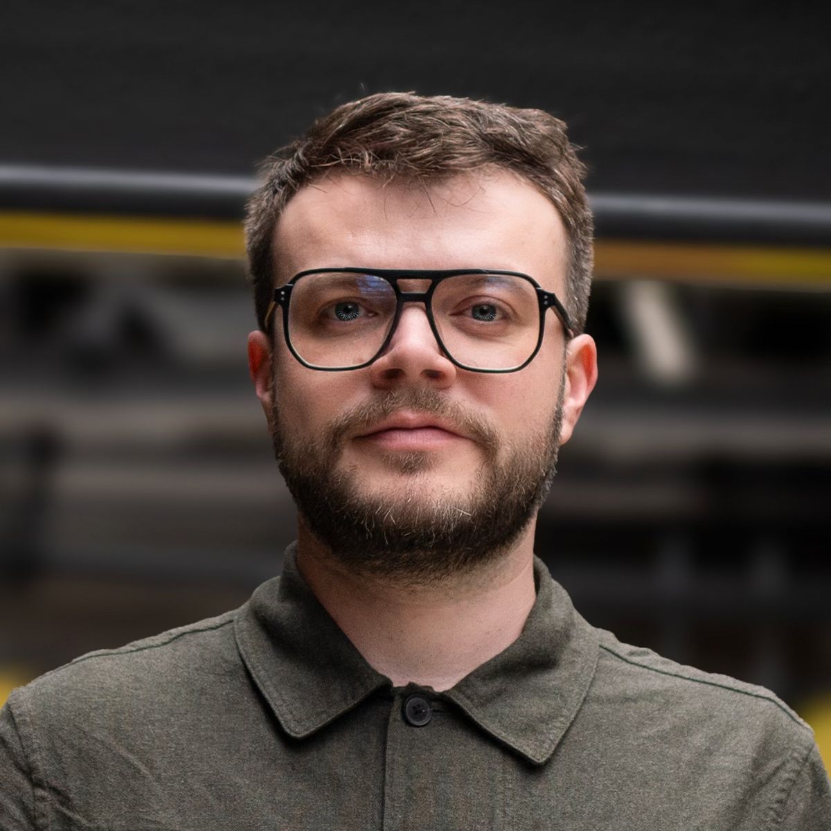 Portrait of Dennis Lenard in the UX design agency.