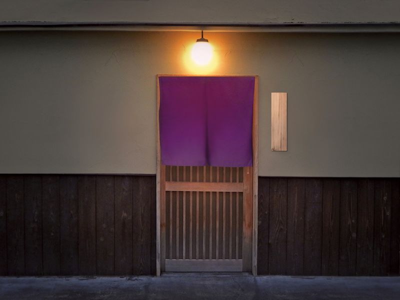 木格子と暖簾のある和風の蕎麦屋の店構え