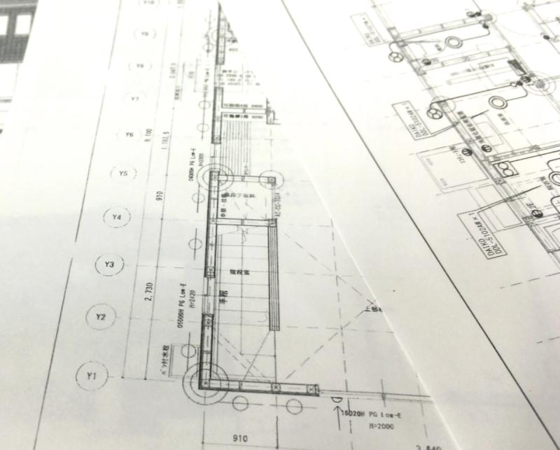 通り芯の入った平面図と電気設備図を重ねた実施設計の図面