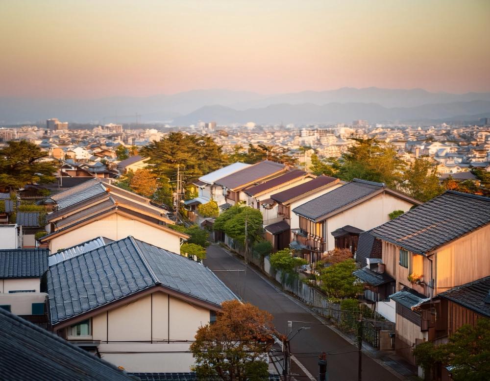 低層住宅が並ぶ日本の住宅地を俯瞰した街並み
