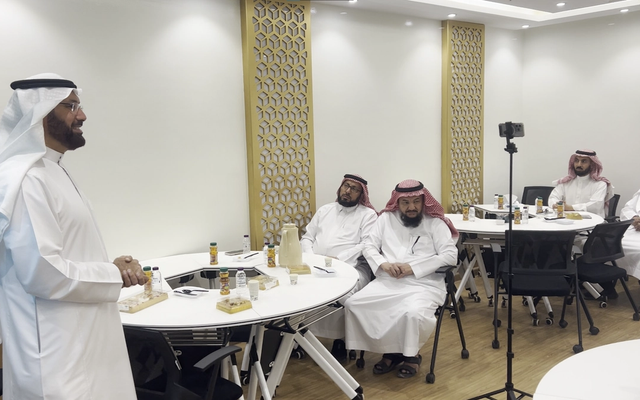 Dr. Adnan Alkhayari presenting the "Smart Money Management" workshop to attendees in Makkah, hosted by Al-Ataa Al-Makki Foundation.