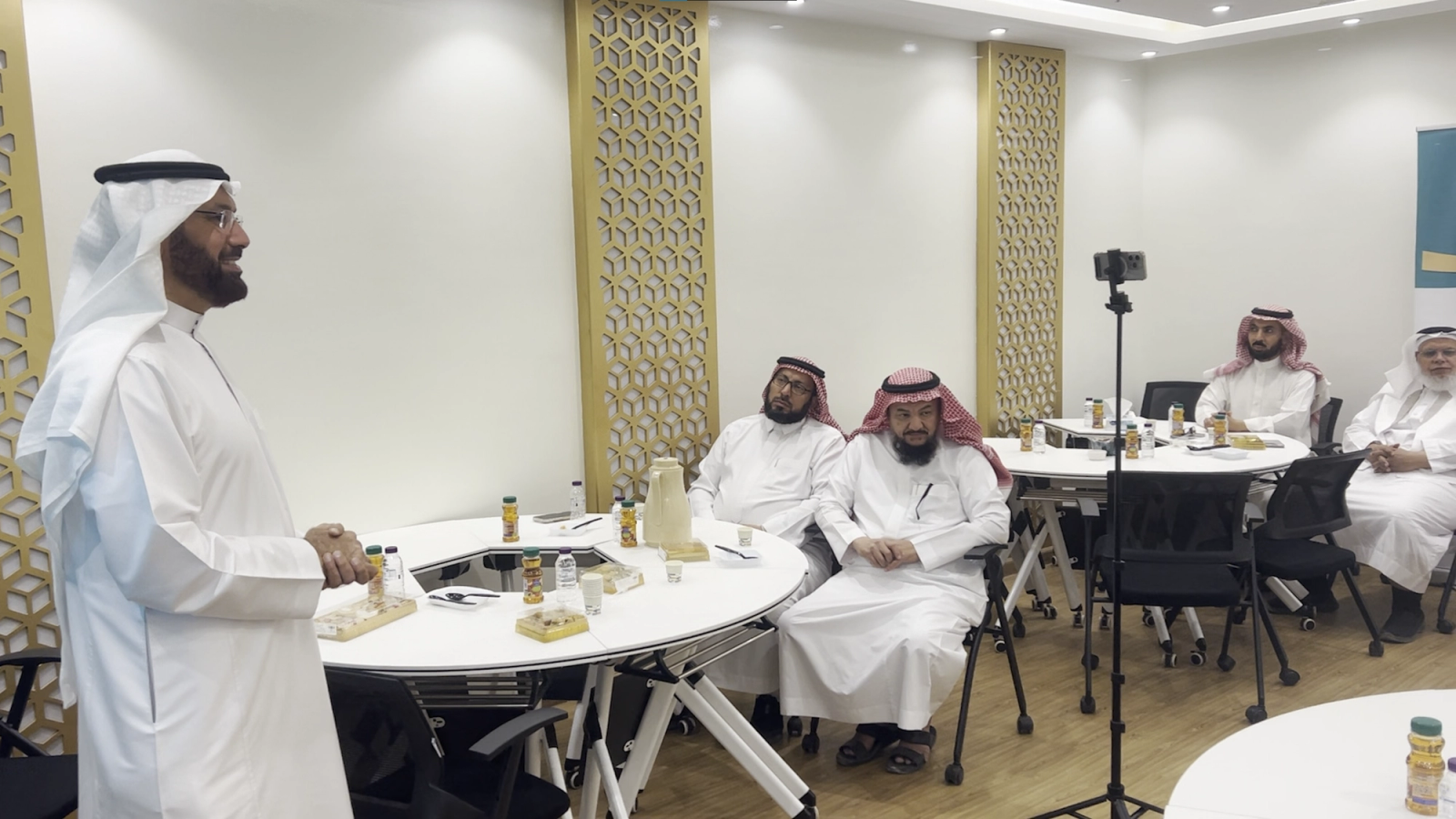 Dr. Adnan Alkhayari presenting the "Smart Money Management" workshop to attendees in Makkah, hosted by Al-Ataa Al-Makki Foundation.