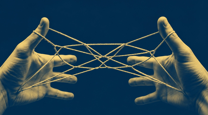 Zwei Hände spannen ein Fadenspiel – ein Netz aus vielen Verbindungen. Sinnbild für die Organisation als System aus Beziehungen und Strukturen.
