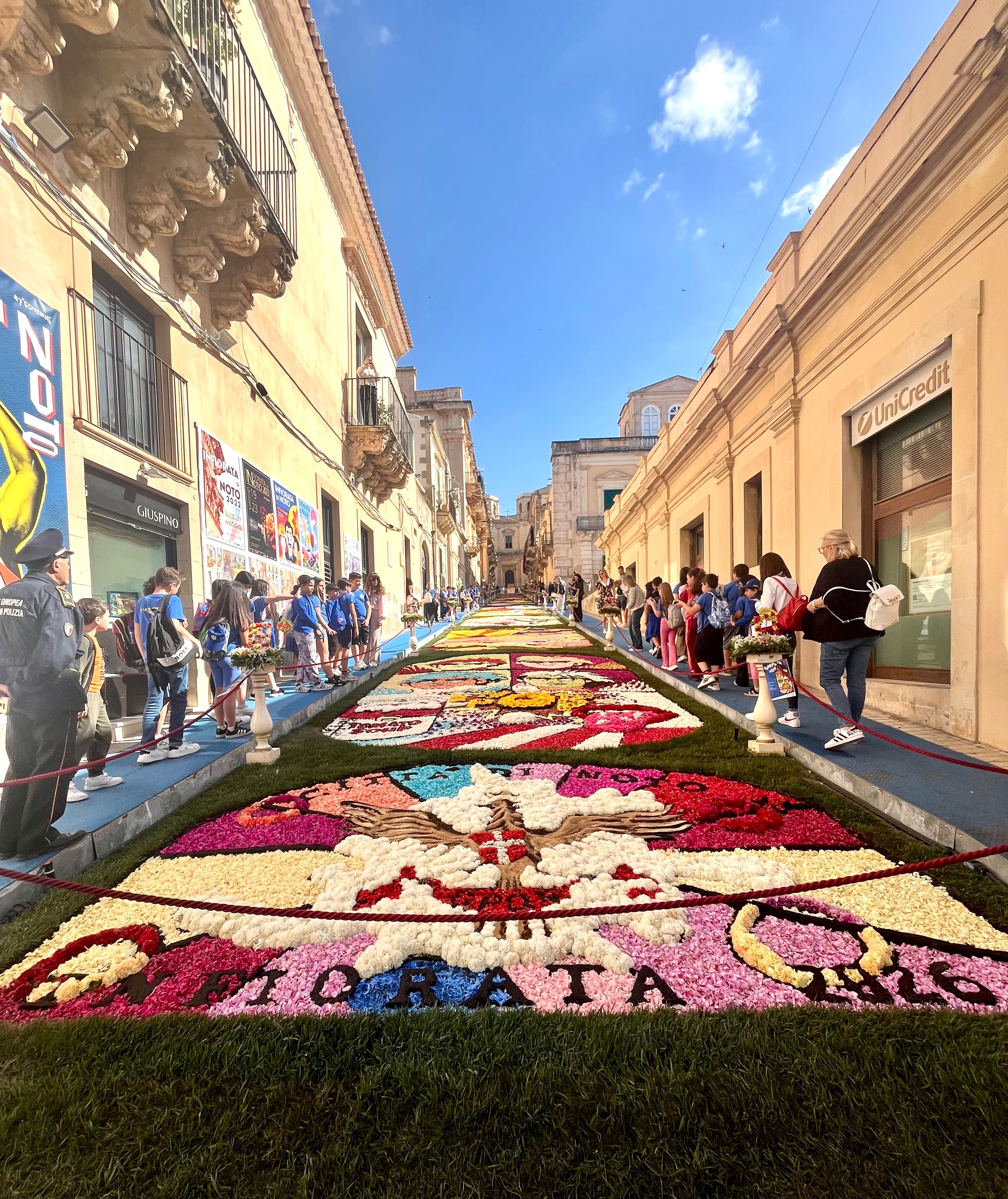 L'Infiorata di Noto: quando un'intera strada si copre di fiori