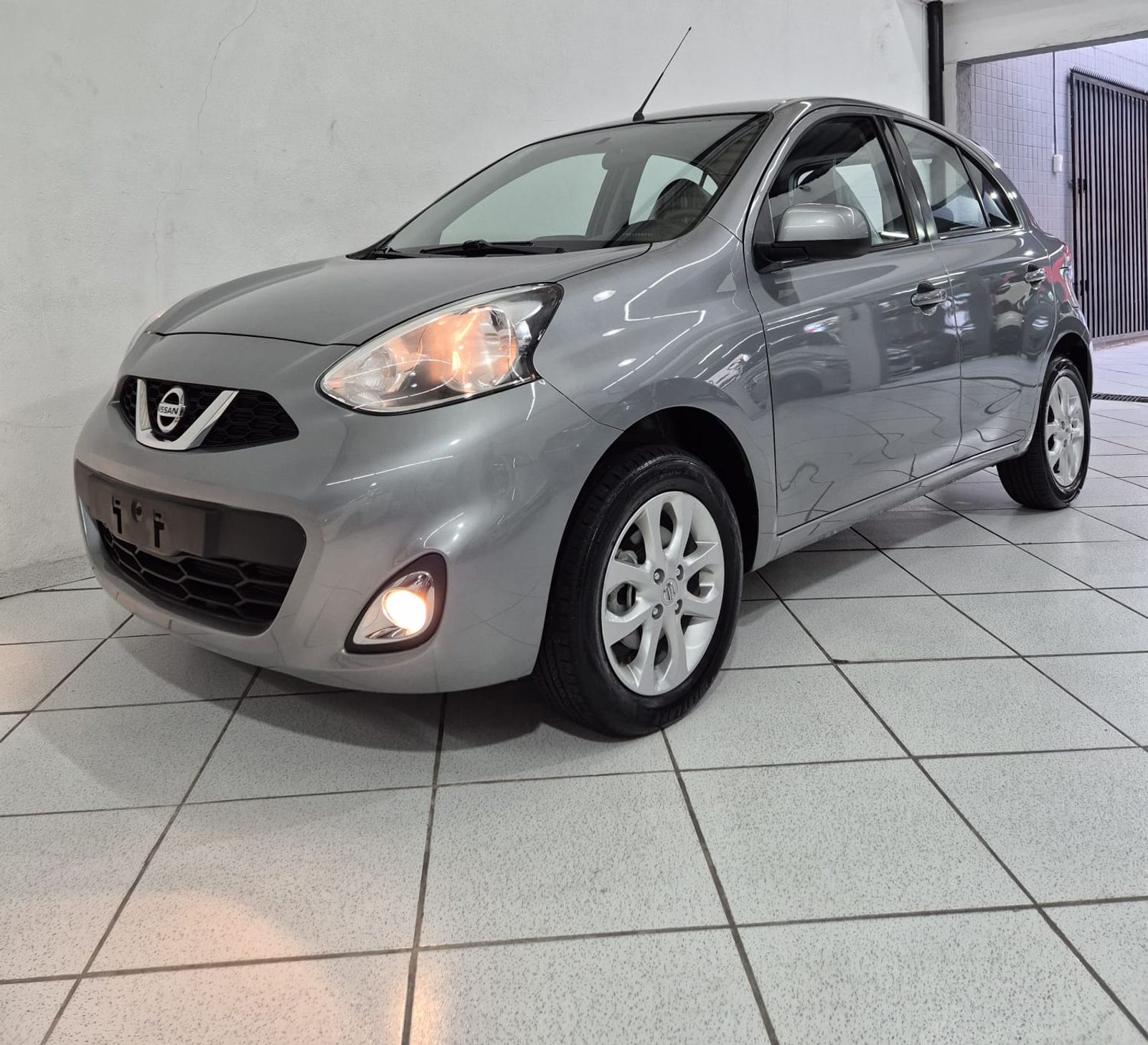 NISSAN MARCH 1.6 SV — foto 15 de 21
