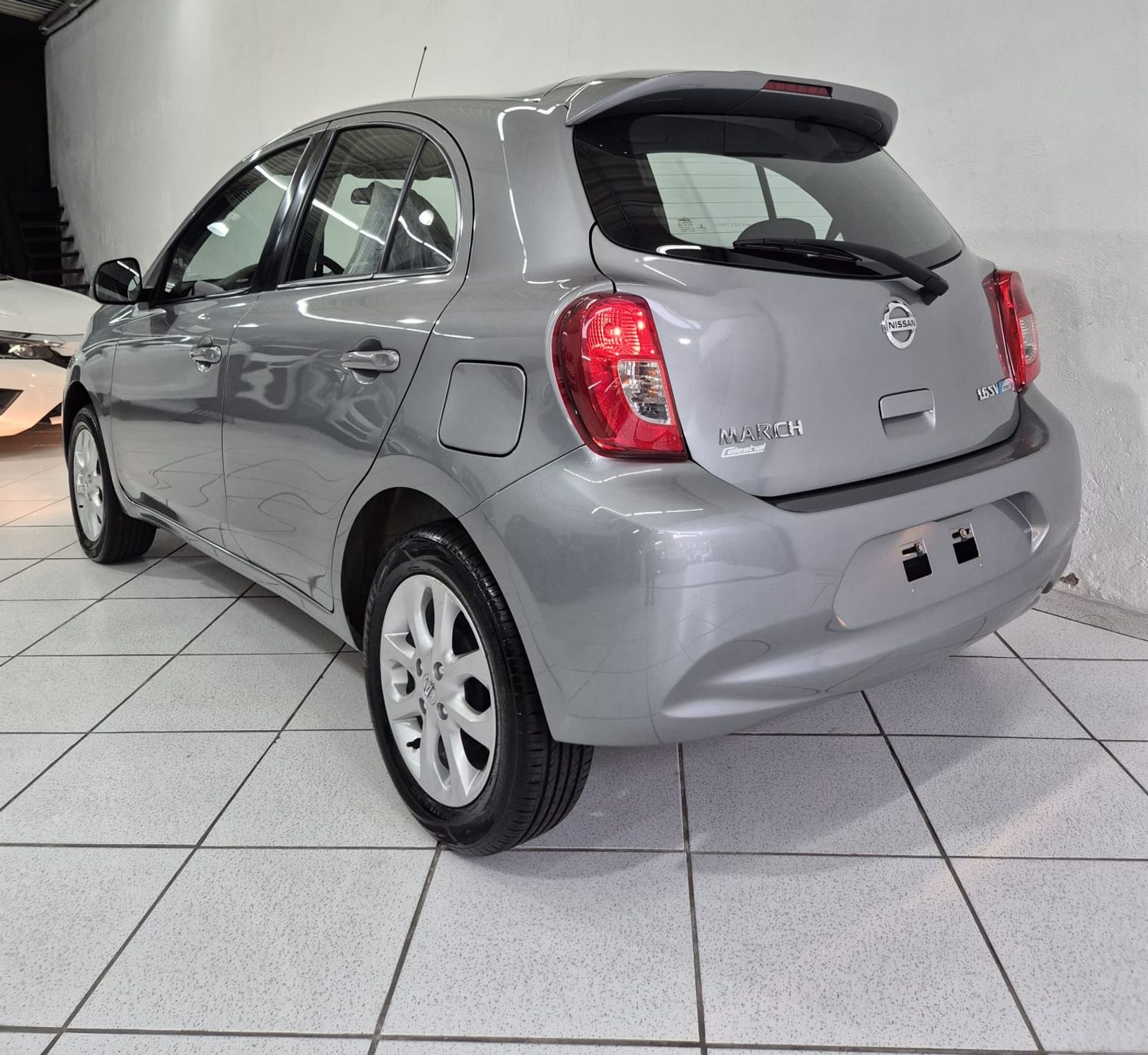 NISSAN MARCH 1.6 SV — foto 8 de 21
