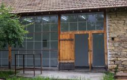 Missing alternative text