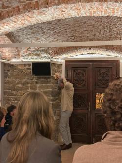 Missing alternative text