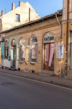 Missing alternative text