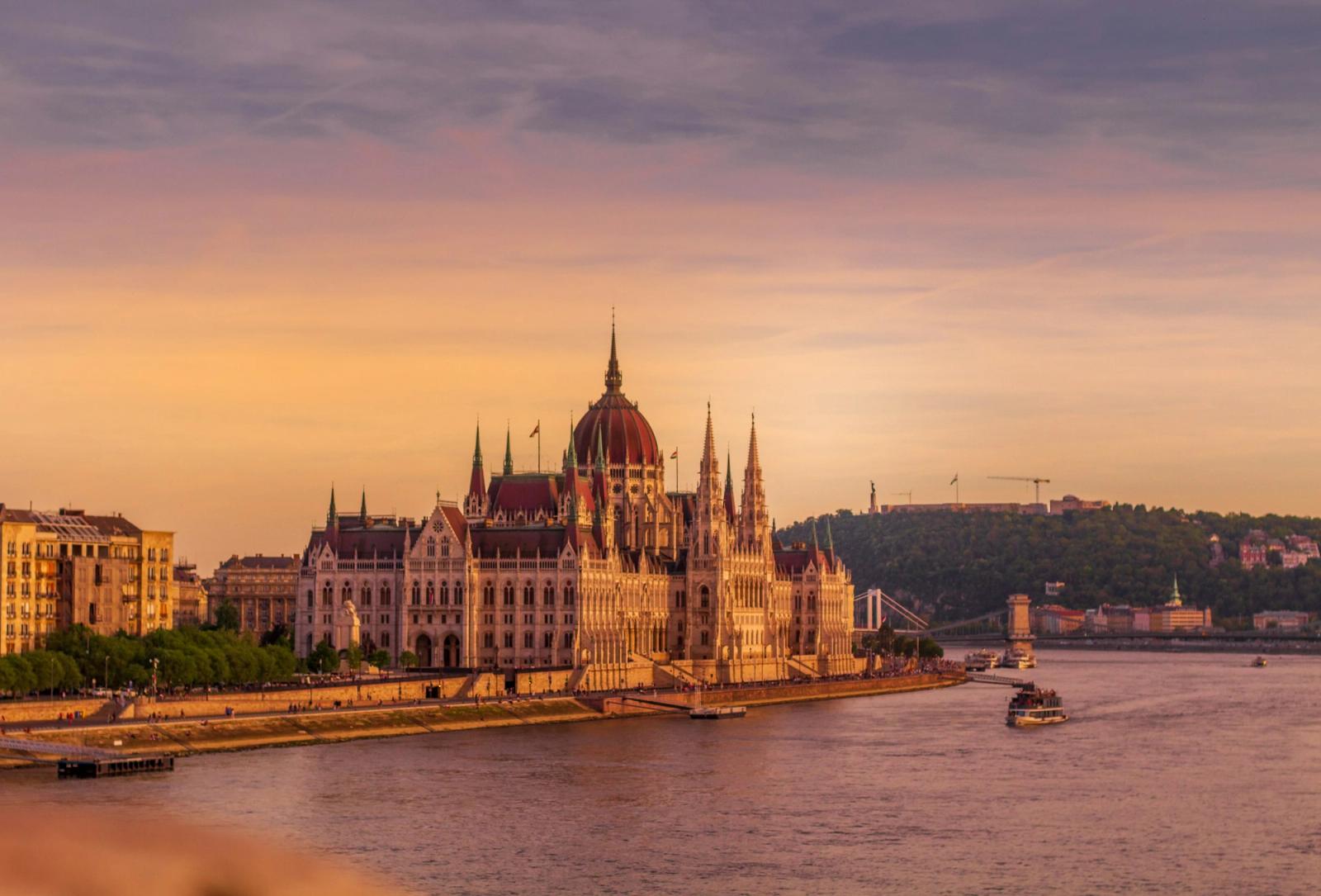 A magyar Országház a Duna partján Budapesten, a nemzetközi és Erasmus-diákok egyik kedvenc célpontján