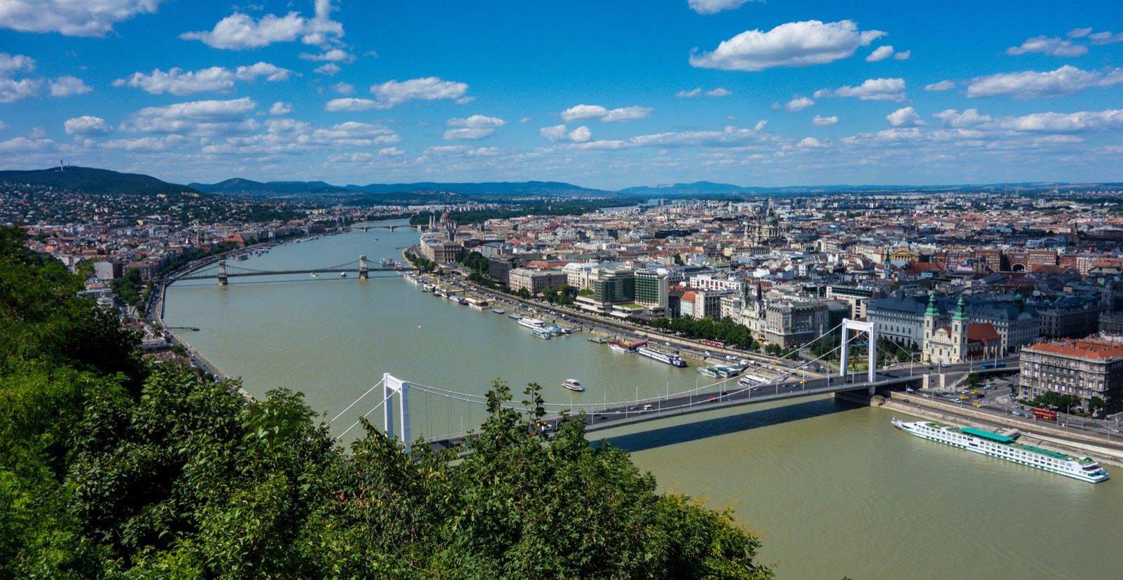 Budapest látképe a Dunával, a Parlamenttel és a budai oldal dombjaival