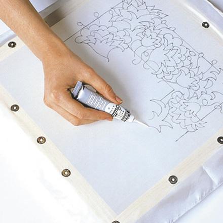 Outlining the drawing on silk