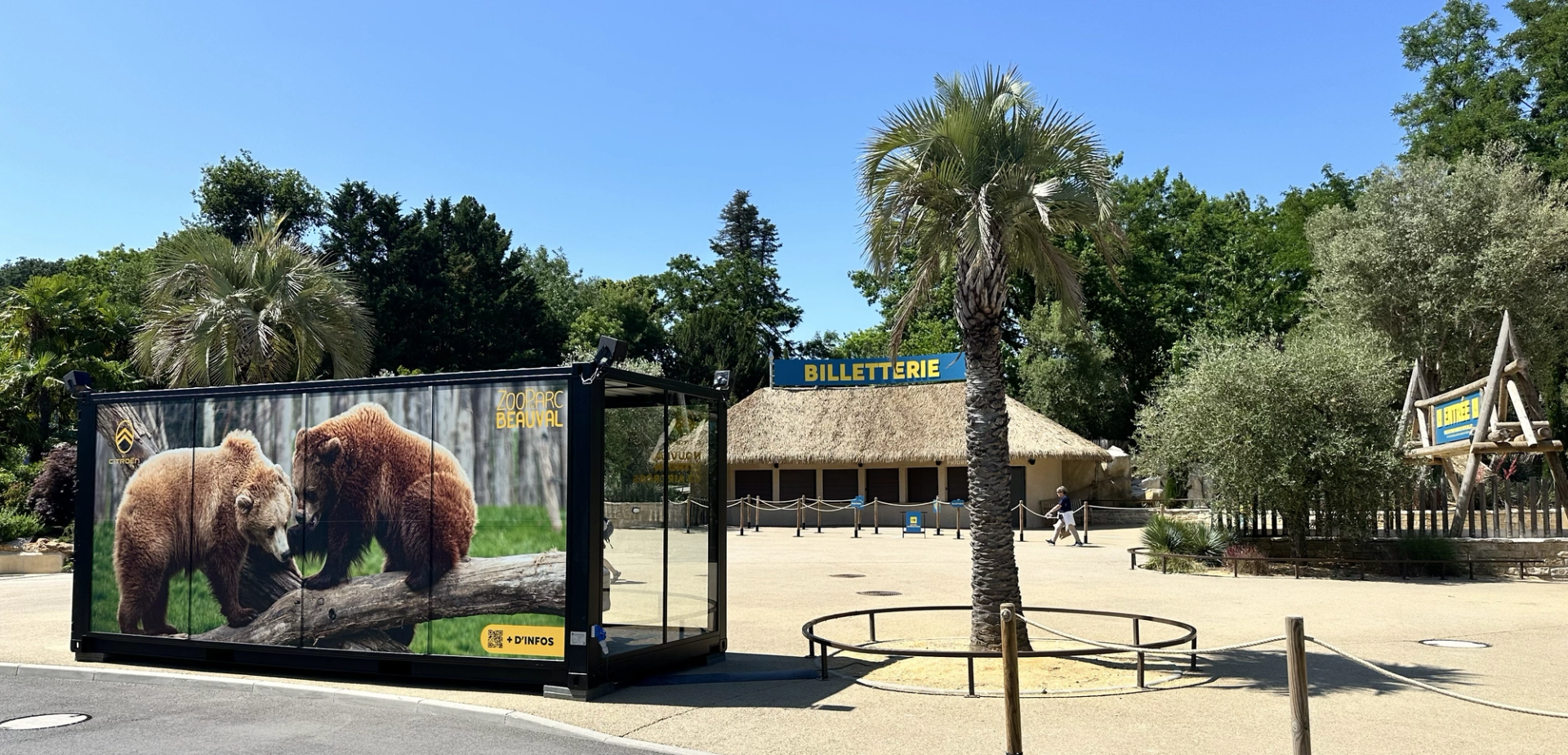 un conteneur avec une voiture devant l'entrée du zoo de Beauval