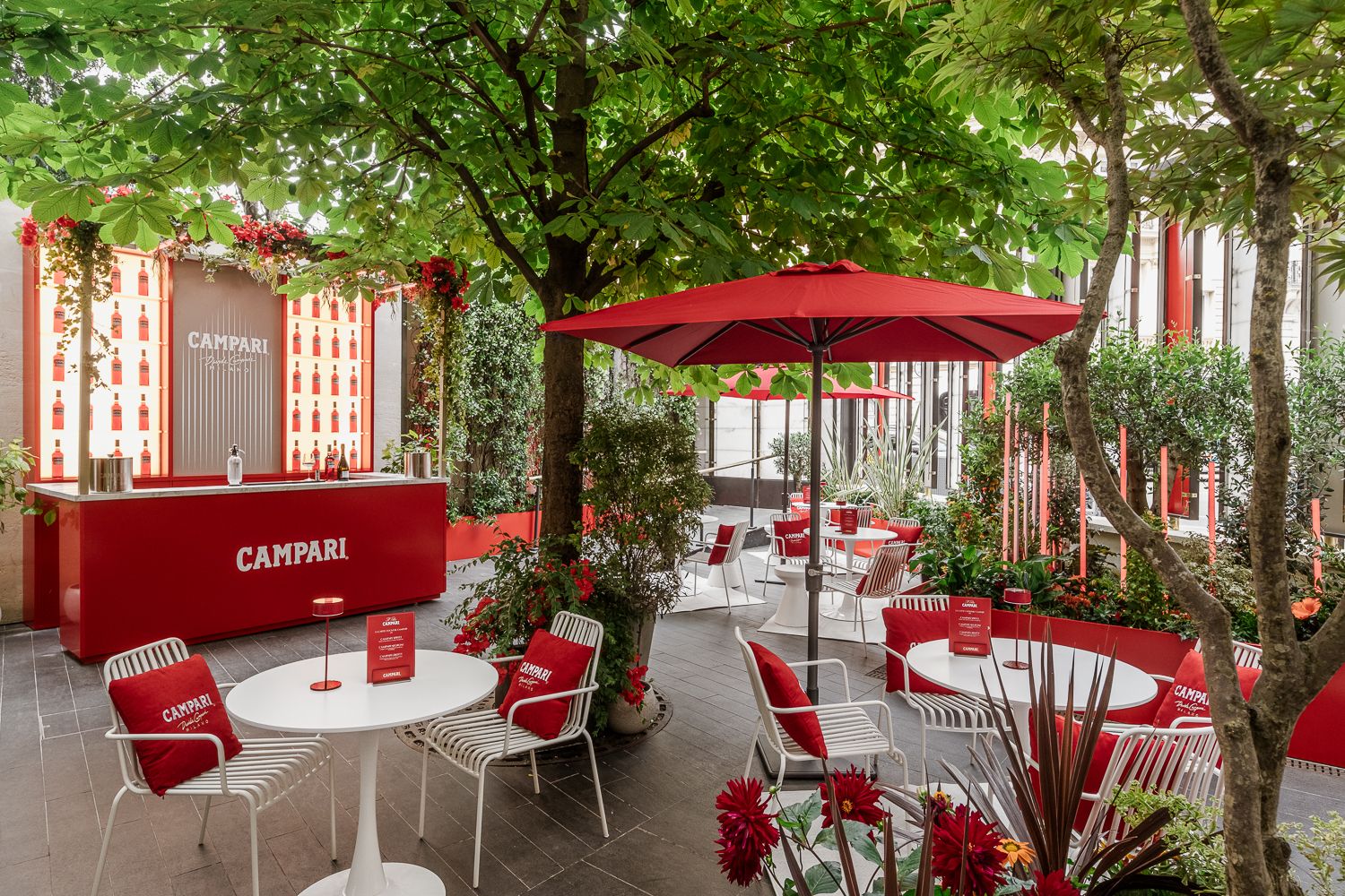 une terrasse joliment décorée de teinte de rouge pour la marque Campari