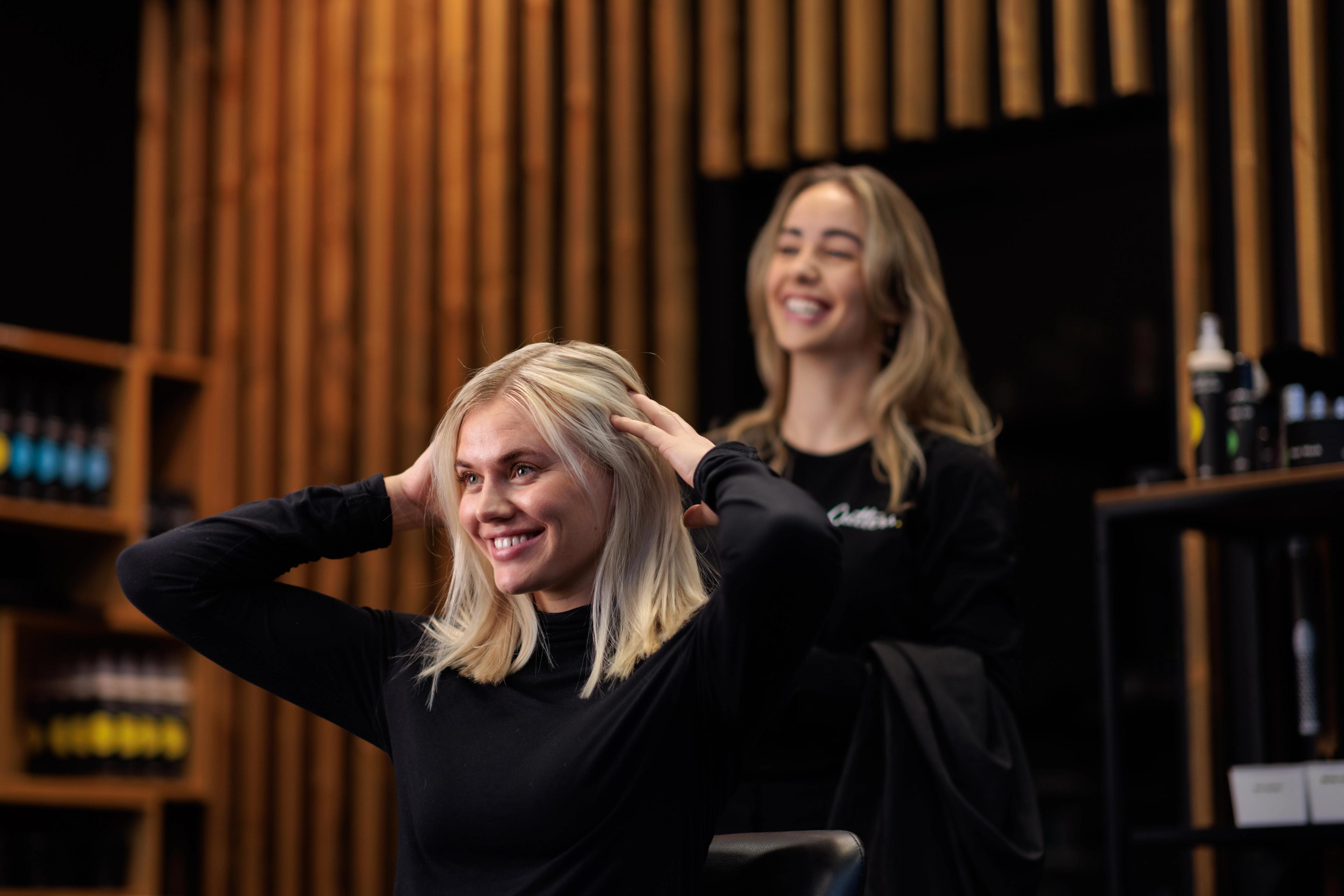 Kampaaja on saanut hiustenleikkauksen valmiiksi