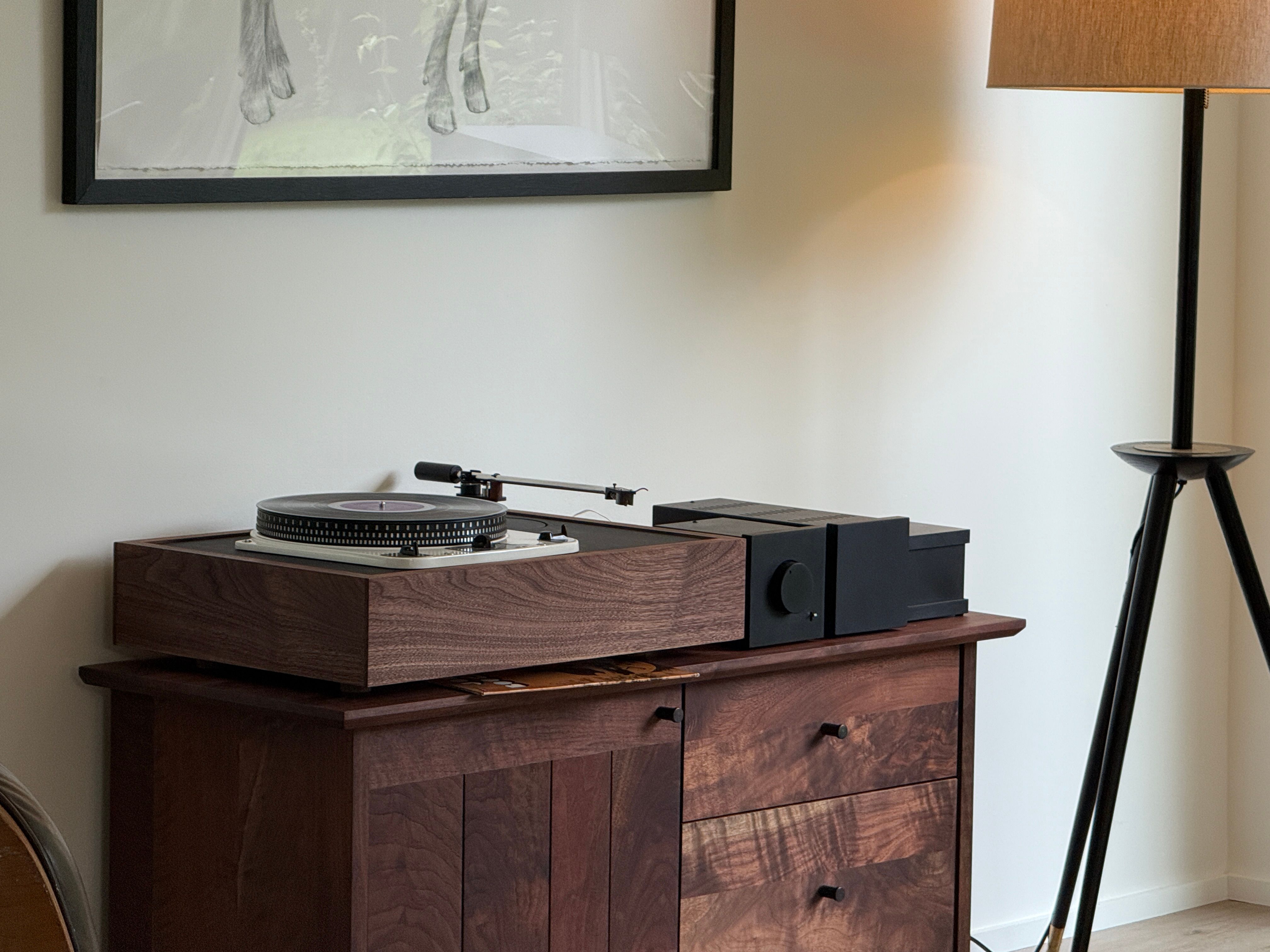 Turntable and black hifi gear with mid-century modern furniture. 