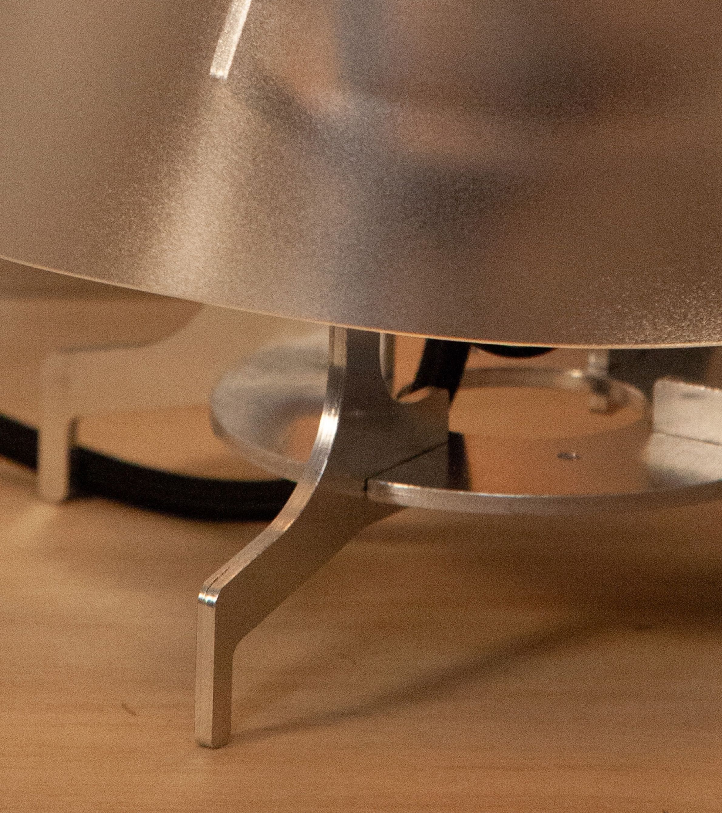Aluminum and polycarbonate lamp legs