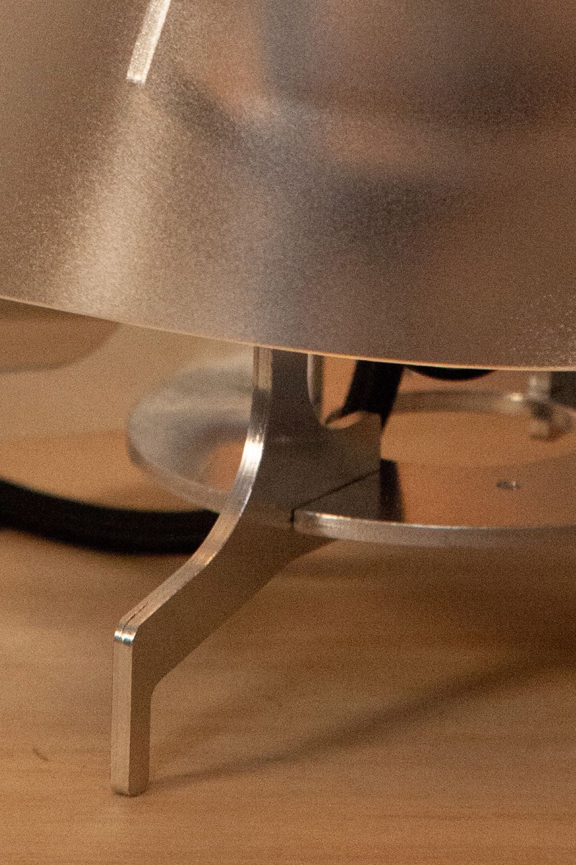 Aluminum and polycarbonate lamp legs