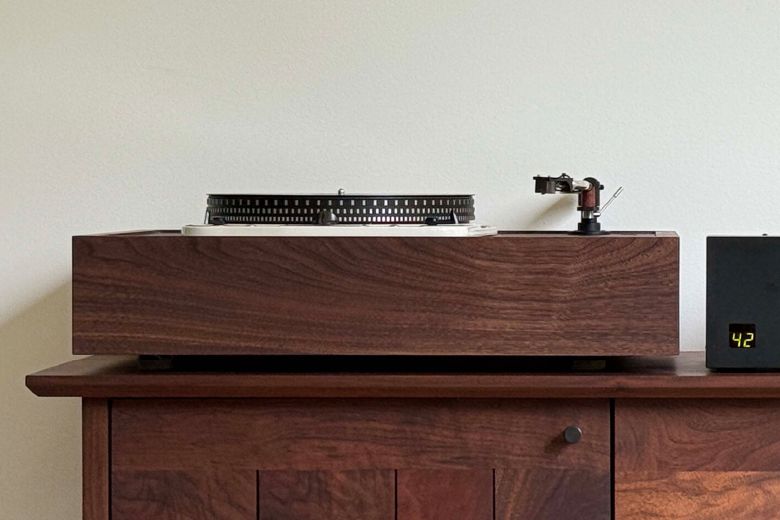 Turntable and black hifi gear with mid-century modern furniture. 