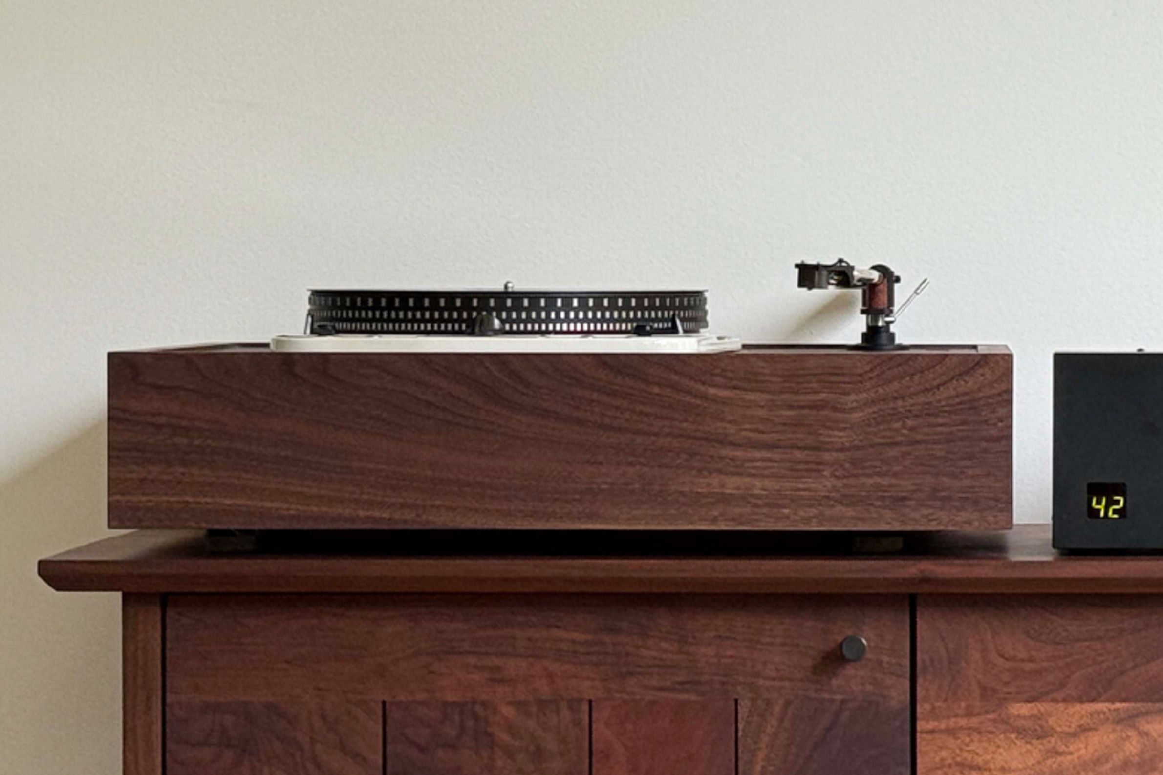 Turntable and black hifi gear with mid-century modern furniture. 