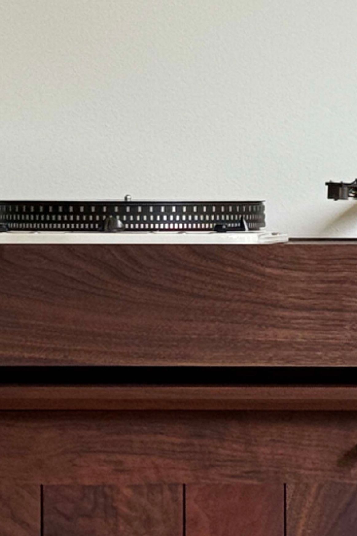 Turntable and black hifi gear with mid-century modern furniture.