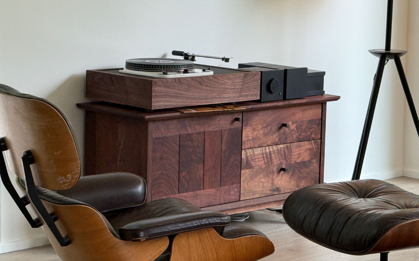 Turntable and black hifi gear with mid-century modern furniture. 