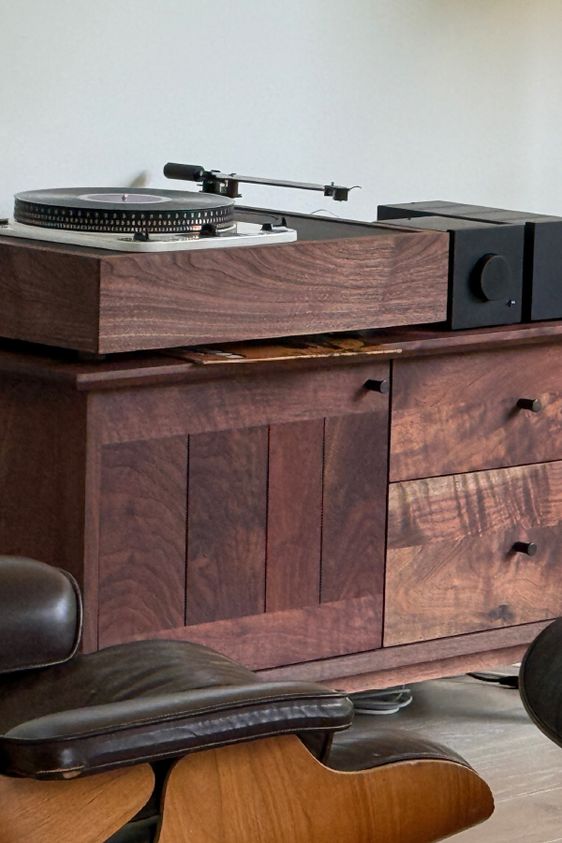 Mid-century modern furniture with turntable and black hifi gear.