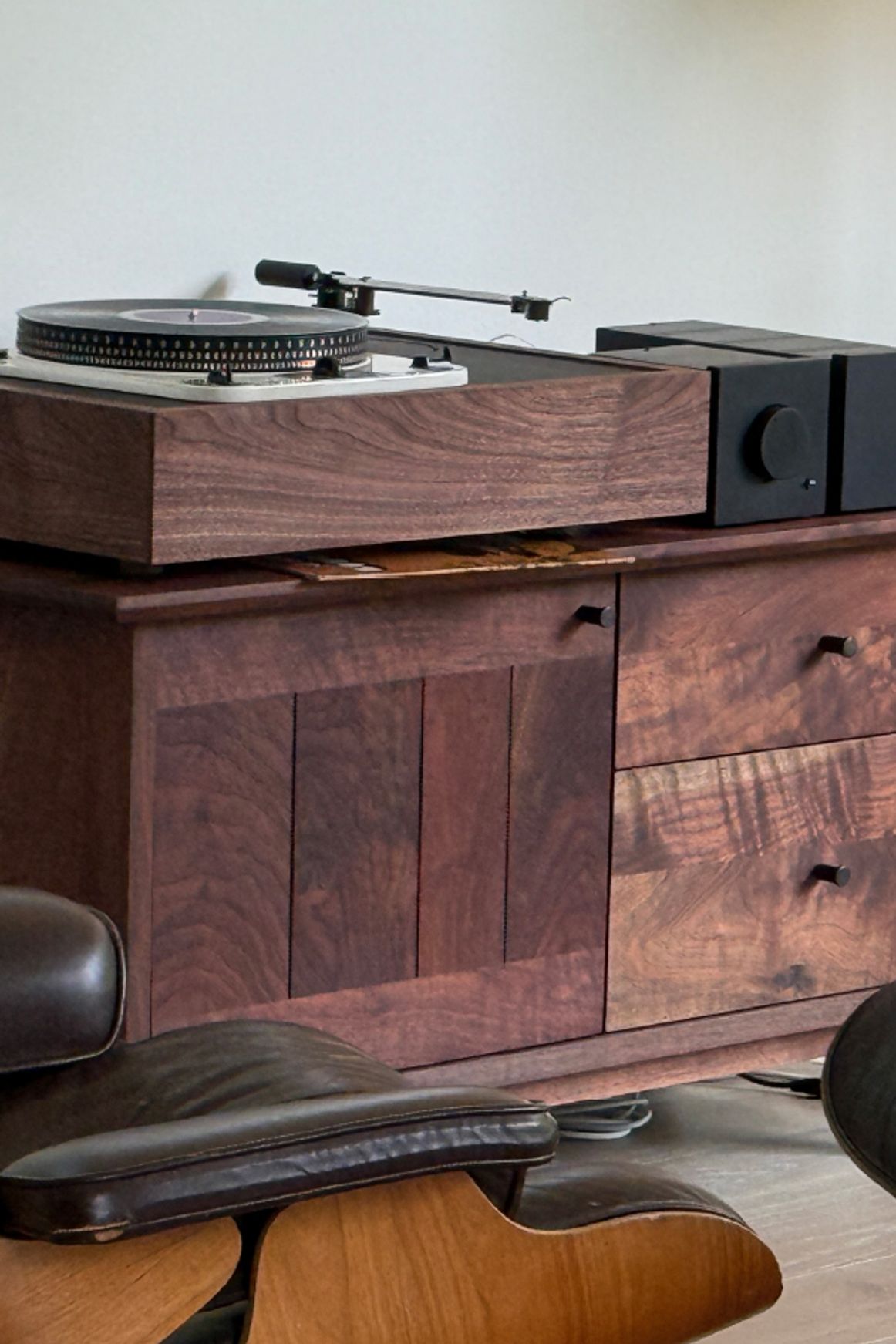 Turntable and black hifi gear with mid-century modern furniture.