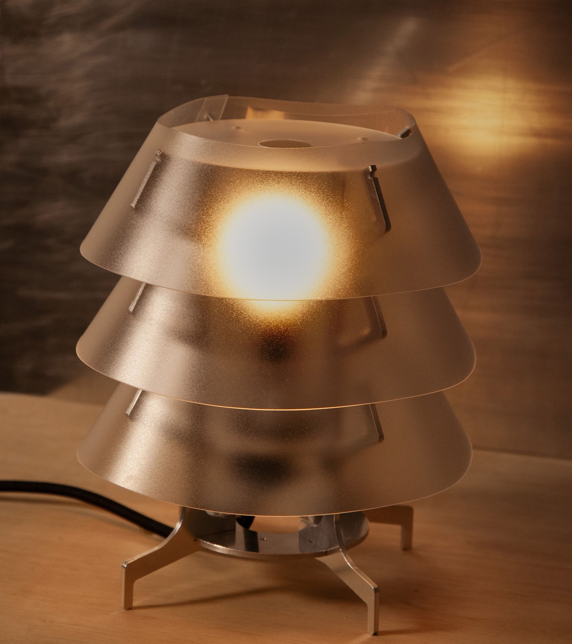 Aluminum and polycarbonate lamp